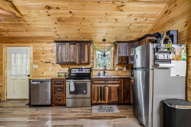 1424 Poplar Ridge Ln, Chapmansboro, TN 37035