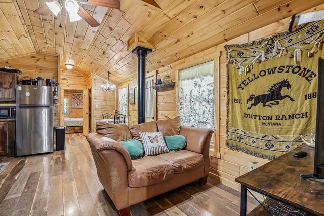 1424 Poplar Ridge Ln, Chapmansboro, TN 37035