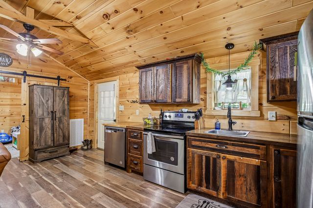 1424 Poplar Ridge Ln, Chapmansboro, TN 37035