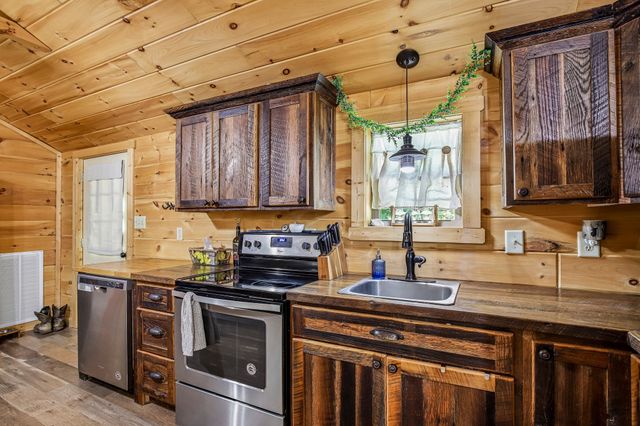 1424 Poplar Ridge Ln, Chapmansboro, TN 37035