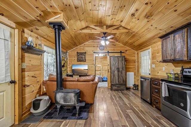 1424 Poplar Ridge Ln, Chapmansboro, TN 37035