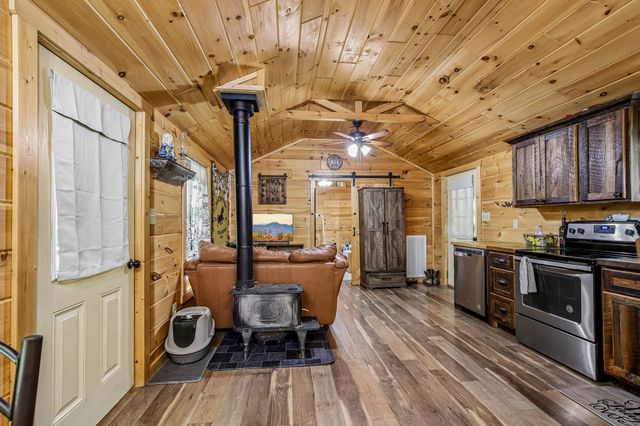 1424 Poplar Ridge Ln, Chapmansboro, TN 37035