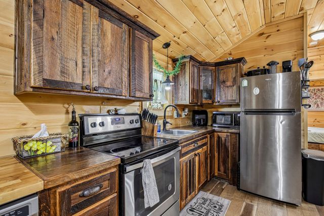 1424 Poplar Ridge Ln, Chapmansboro, TN 37035