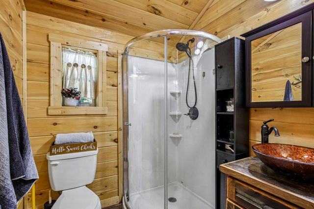 1424 Poplar Ridge Ln, Chapmansboro, TN 37035