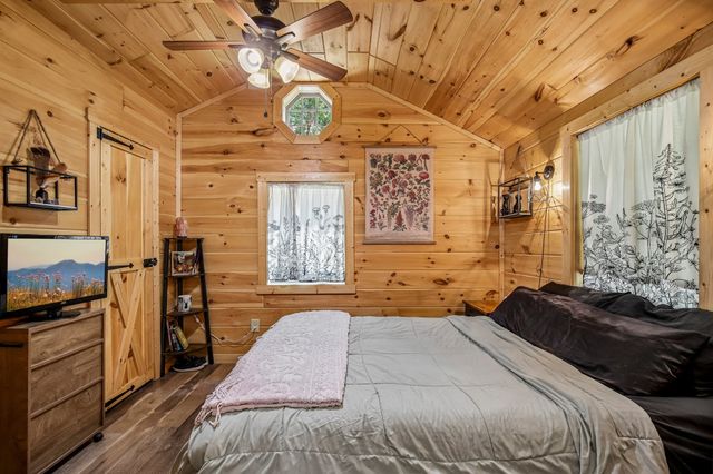 1424 Poplar Ridge Ln, Chapmansboro, TN 37035