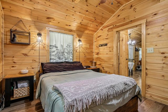 1424 Poplar Ridge Ln, Chapmansboro, TN 37035