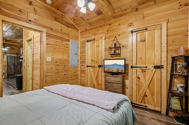 1424 Poplar Ridge Ln, Chapmansboro, TN 37035