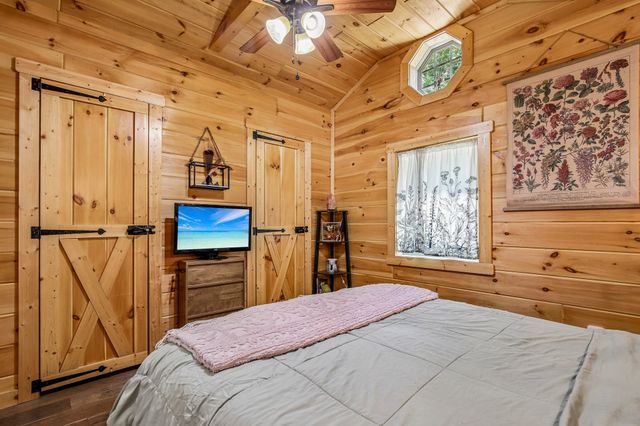 1424 Poplar Ridge Ln, Chapmansboro, TN 37035