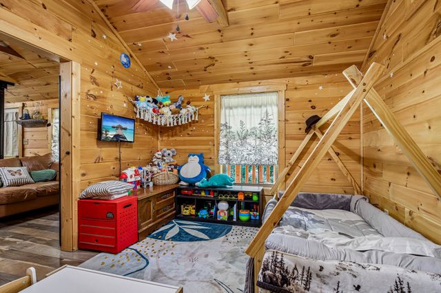 1424 Poplar Ridge Ln, Chapmansboro, TN 37035