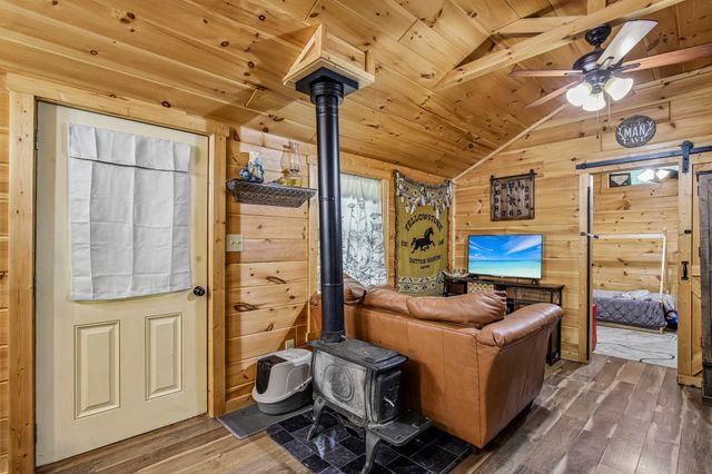1424 Poplar Ridge Ln, Chapmansboro, TN 37035