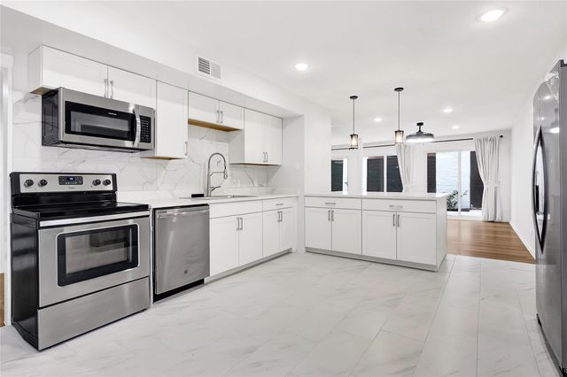 7 Briar Dale Court B, Houston, TX 77027