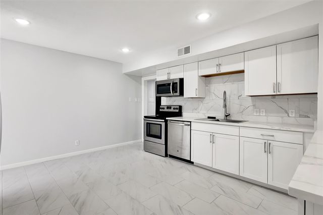 7 Briar Dale Court B, Houston, TX 77027