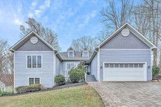 100 Waterside DR, Moneta, VA 24121