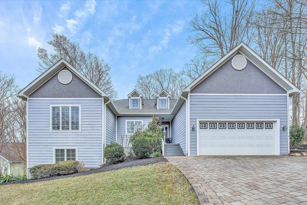 100 Waterside DR, Moneta, VA 24121