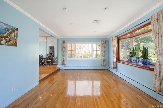 7 Elliot Road, Great Neck, NY 11021