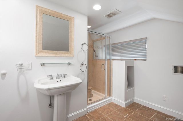 7 Elliot Road, Great Neck, NY 11021