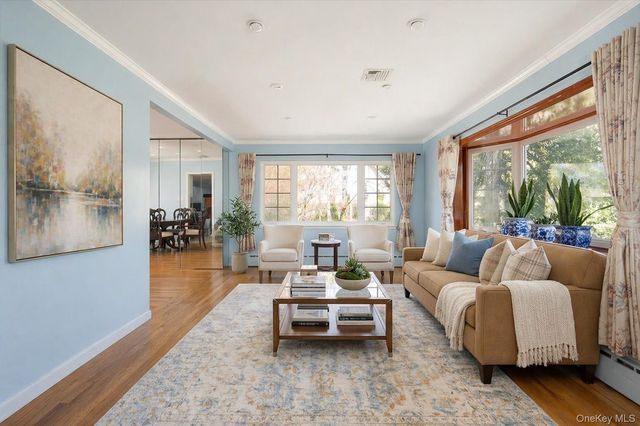 7 Elliot Road, Great Neck, NY 11021