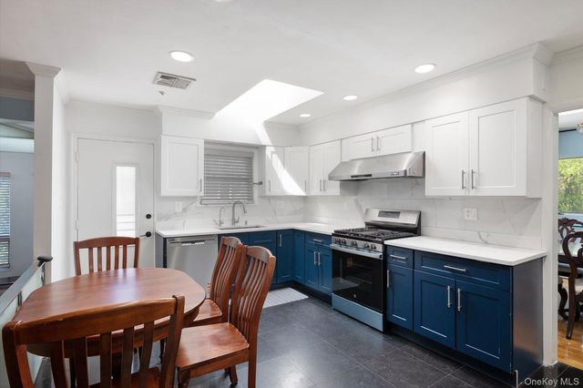 7 Elliot Road, Great Neck, NY 11021