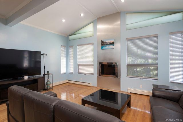 7 Elliot Road, Great Neck, NY 11021