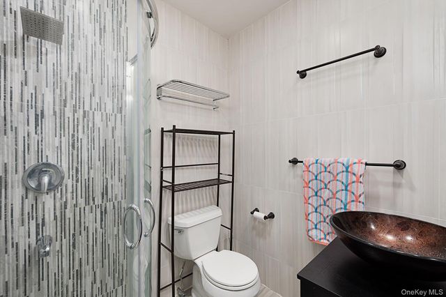 7 Elliot Road, Great Neck, NY 11021