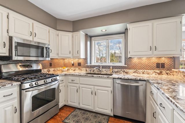 W227N2540 Meadowood LANE, Waukesha, WI 53186