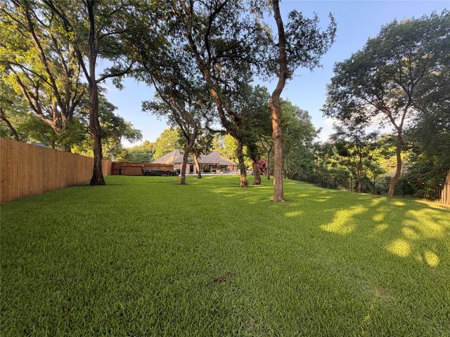 1125 Shady River Court S, Benbrook, TX 76126