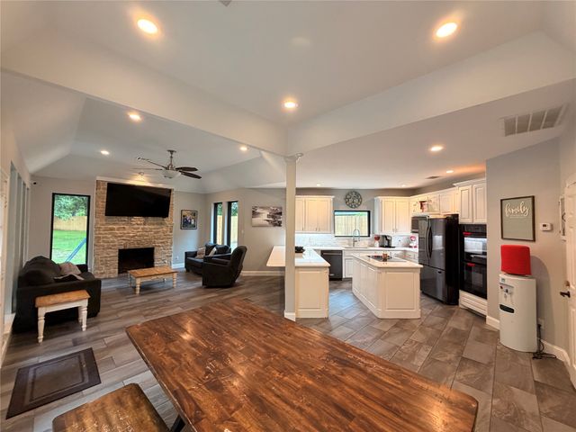 1125 Shady River Court S, Benbrook, TX 76126