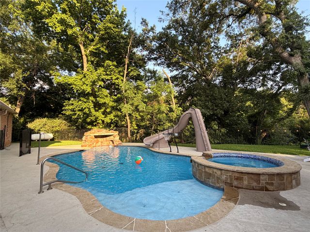 1125 Shady River Court S, Benbrook, TX 76126