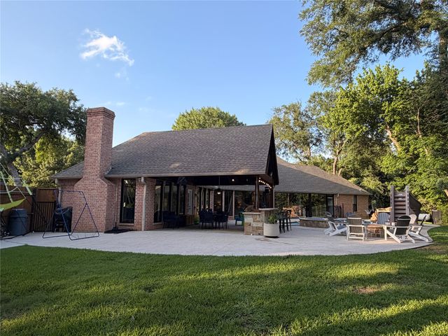 1125 Shady River Court S, Benbrook, TX 76126