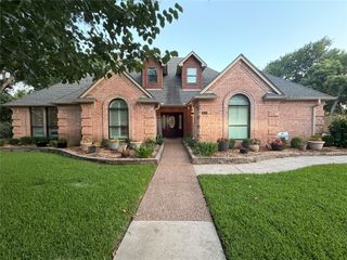 1125 Shady River Court S, Benbrook, TX 76126