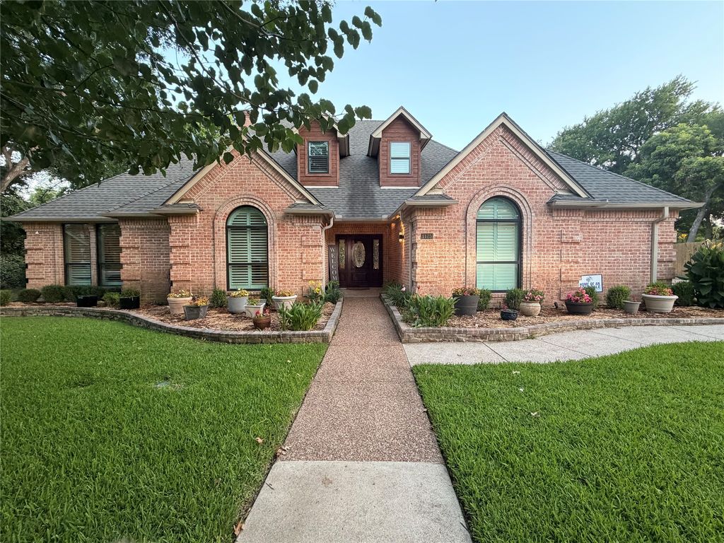 1125 Shady River Court S, Benbrook, TX 76126