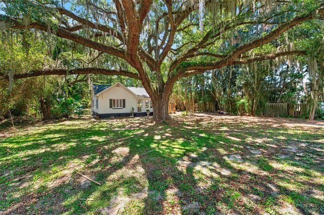 112 N LAKE AVENUE, Leesburg, FL 34748