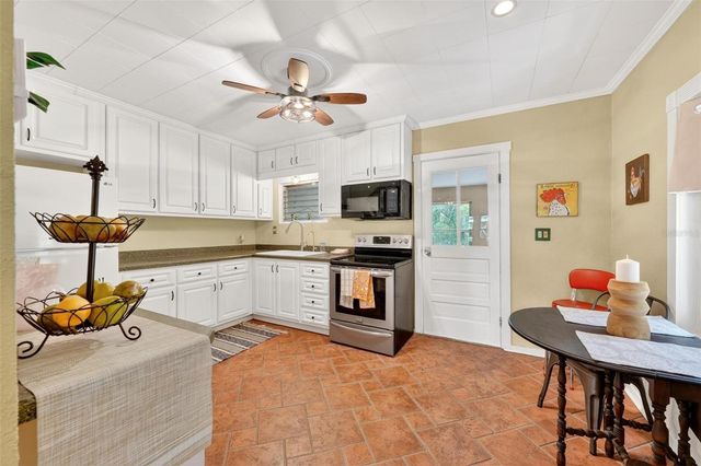 112 N LAKE AVENUE, Leesburg, FL 34748