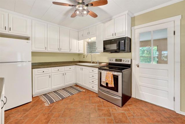 112 N LAKE AVENUE, Leesburg, FL 34748