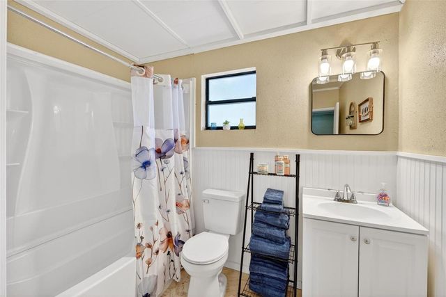 112 N LAKE AVENUE, Leesburg, FL 34748