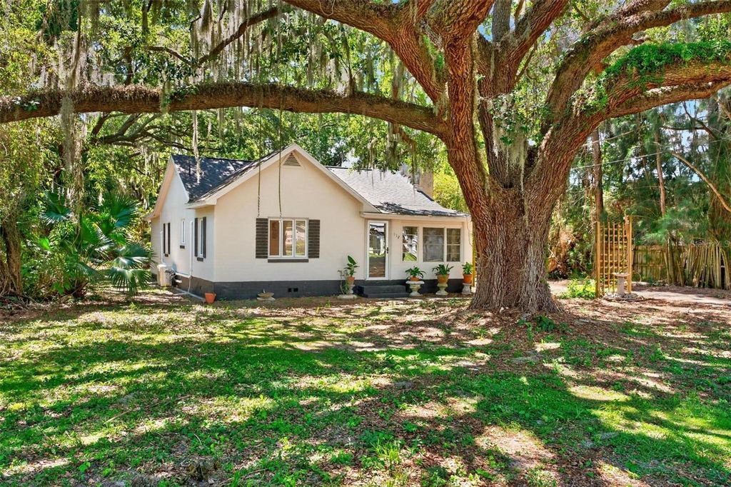 112 N LAKE AVENUE, Leesburg, FL 34748