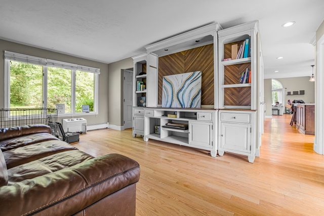 96 Fowler St, Upton, MA 01568