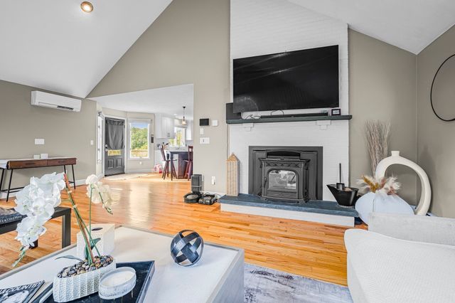 96 Fowler St, Upton, MA 01568