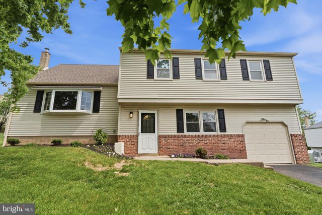 2133 DAPPLE DR, Warrington, PA 18976