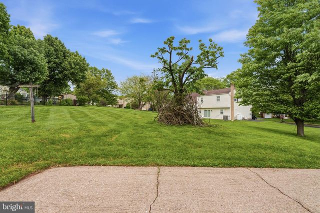2133 DAPPLE DR, Warrington, PA 18976
