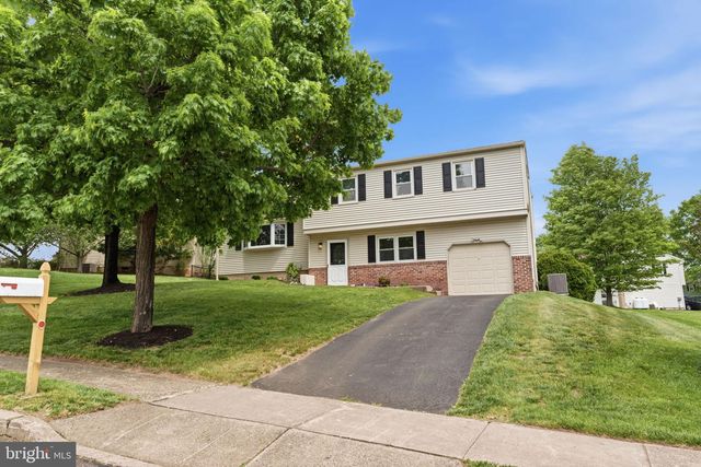 2133 DAPPLE DR, Warrington, PA 18976