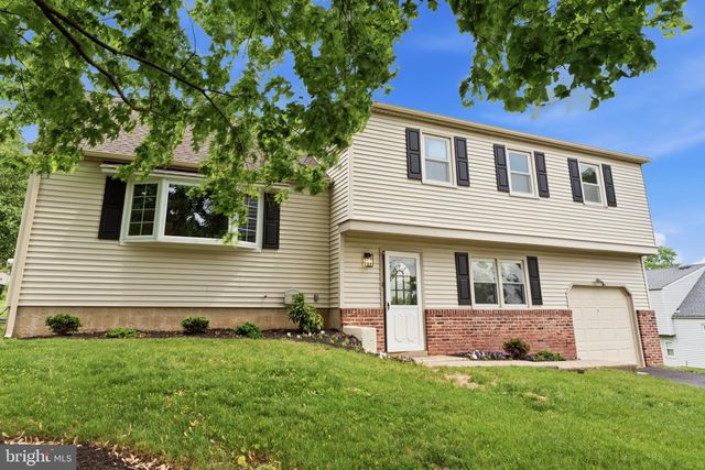 2133 DAPPLE DR, Warrington, PA 18976