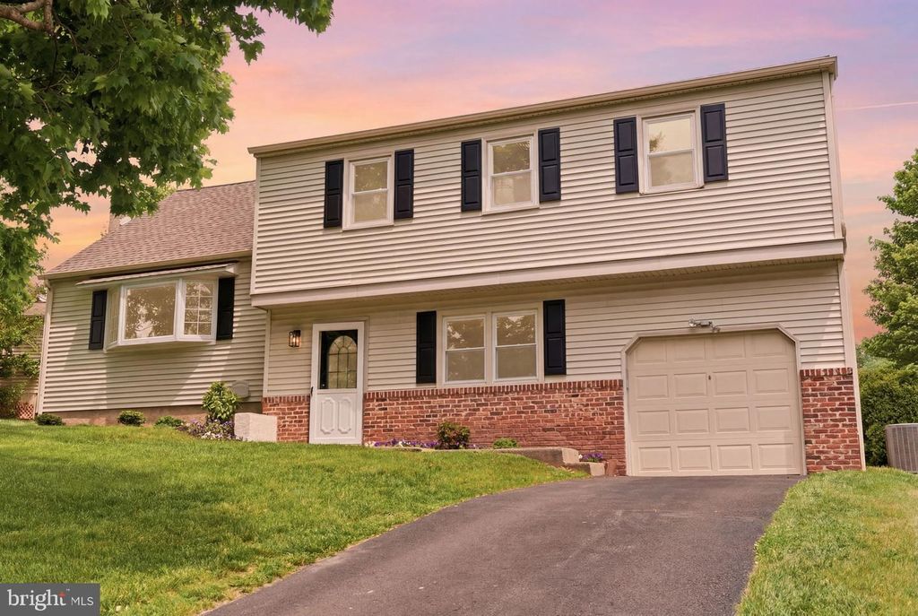 2133 DAPPLE DR, Warrington, PA 18976