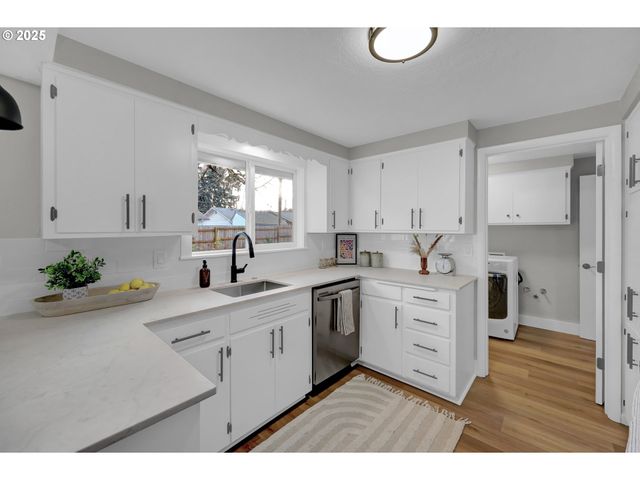 124 E ANCHOR Ave, Eugene, OR 97404