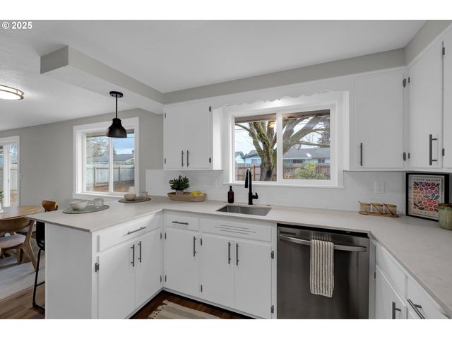 124 E ANCHOR Ave, Eugene, OR 97404