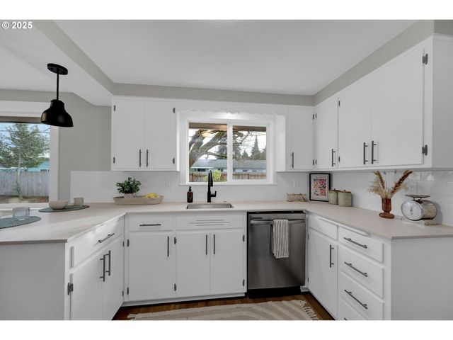 124 E ANCHOR Ave, Eugene, OR 97404