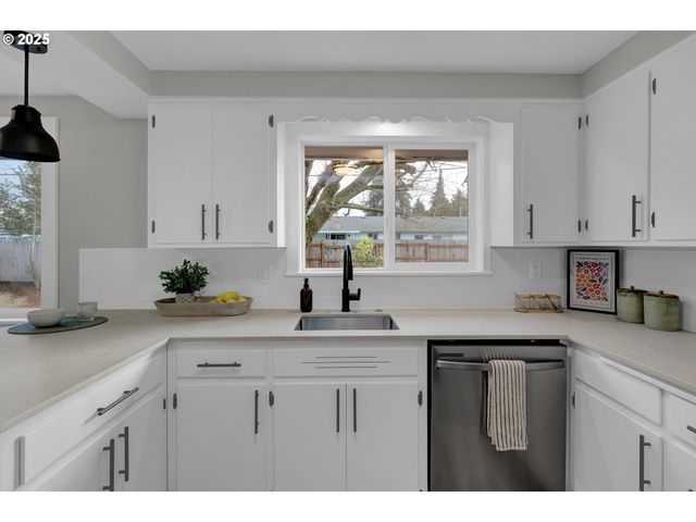 124 E ANCHOR Ave, Eugene, OR 97404