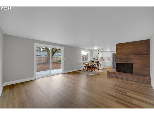 124 E ANCHOR Ave, Eugene, OR 97404