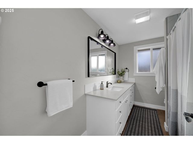 124 E ANCHOR Ave, Eugene, OR 97404