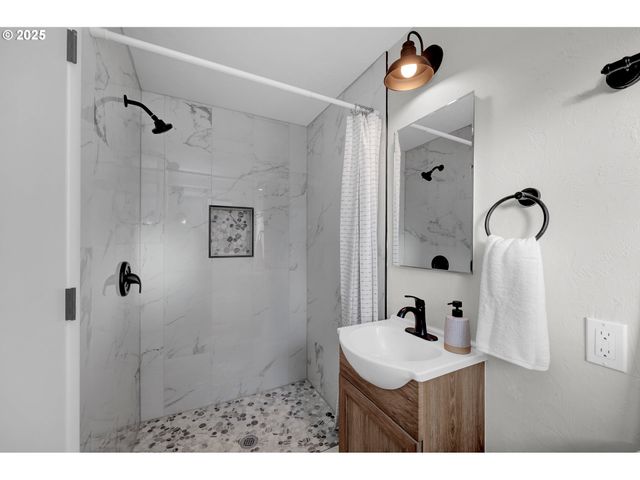 124 E ANCHOR Ave, Eugene, OR 97404